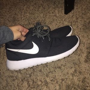 Black Nike Roshes